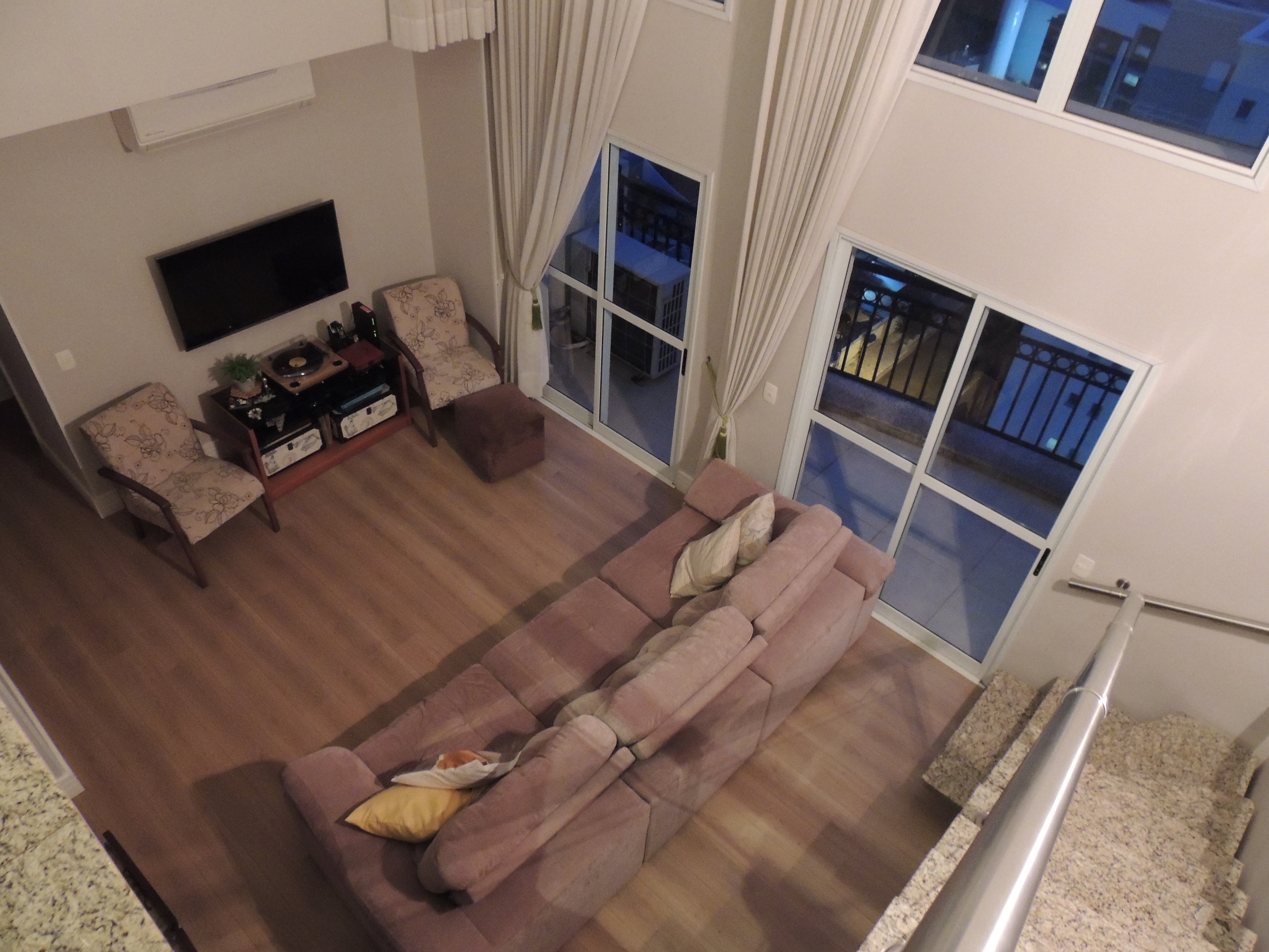 10 Sala de estar visão do andar superior DSCN9949_low.jpg